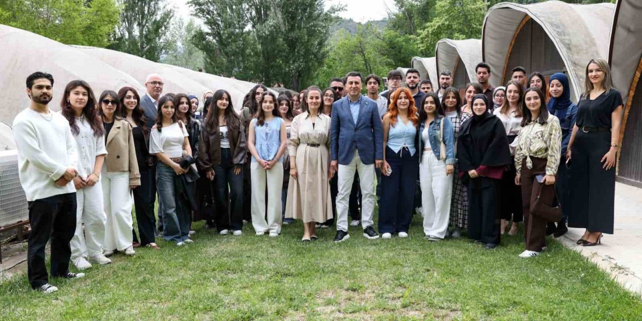 Tunceli Valisi Aygöl, üniversite öğrencileriyle bir araya gelerek bayramlaştı