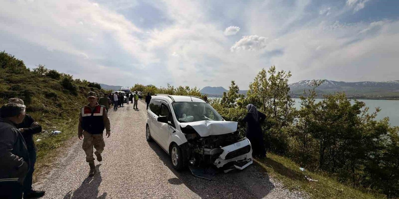 Tatvan’da otomobille kamyonet çarpıştı: 6 yaralı