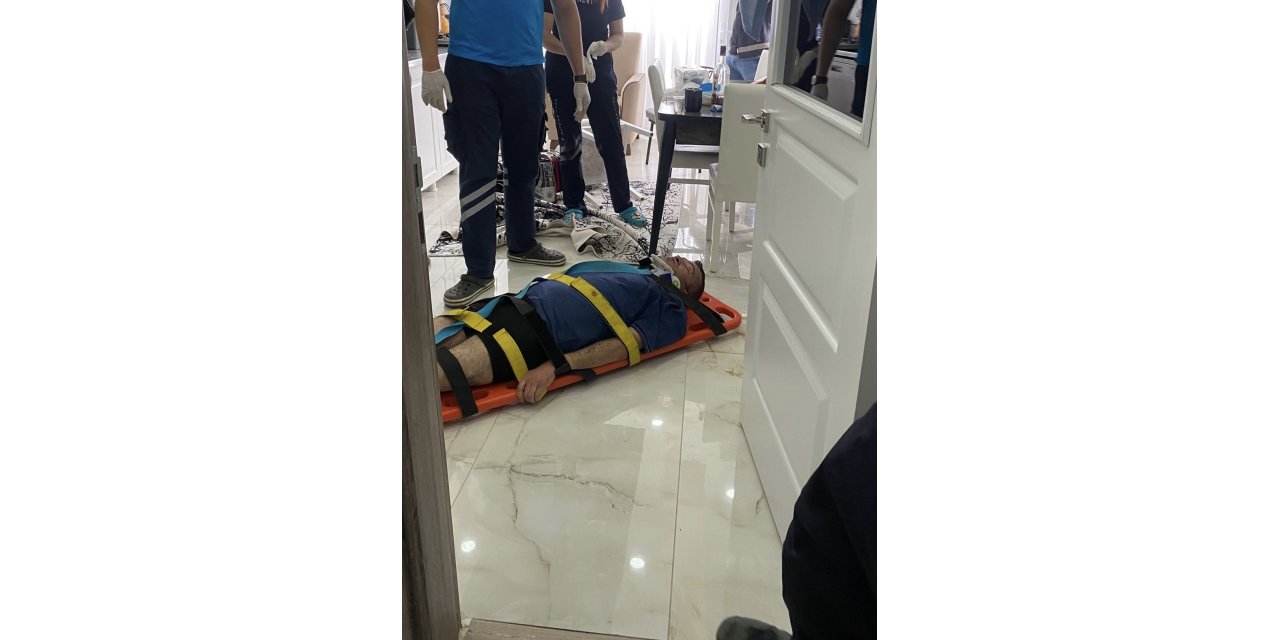 Evinde düşerek yaralanan şahıs ekiplerin yardımıyla hastaneye kaldırıldı