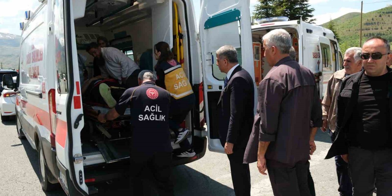 Elazığ’da otomobil aydınlatma direğine çarptı: 1’i bebek 4 yaralı