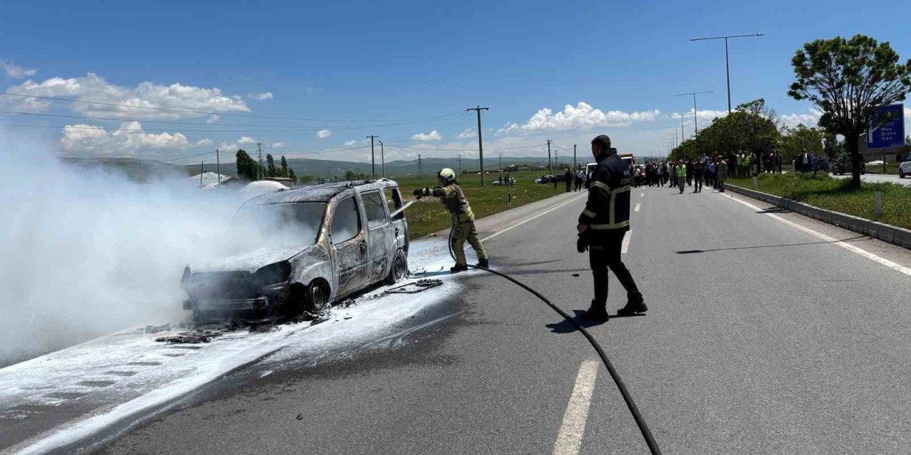 Muş’ta seyir halindeki araç alev alev yandı