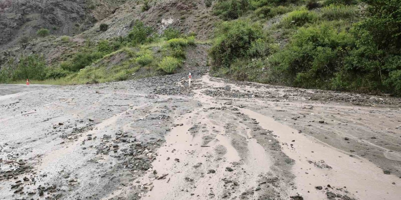 Erzincan-Kemah yolunda heyelan