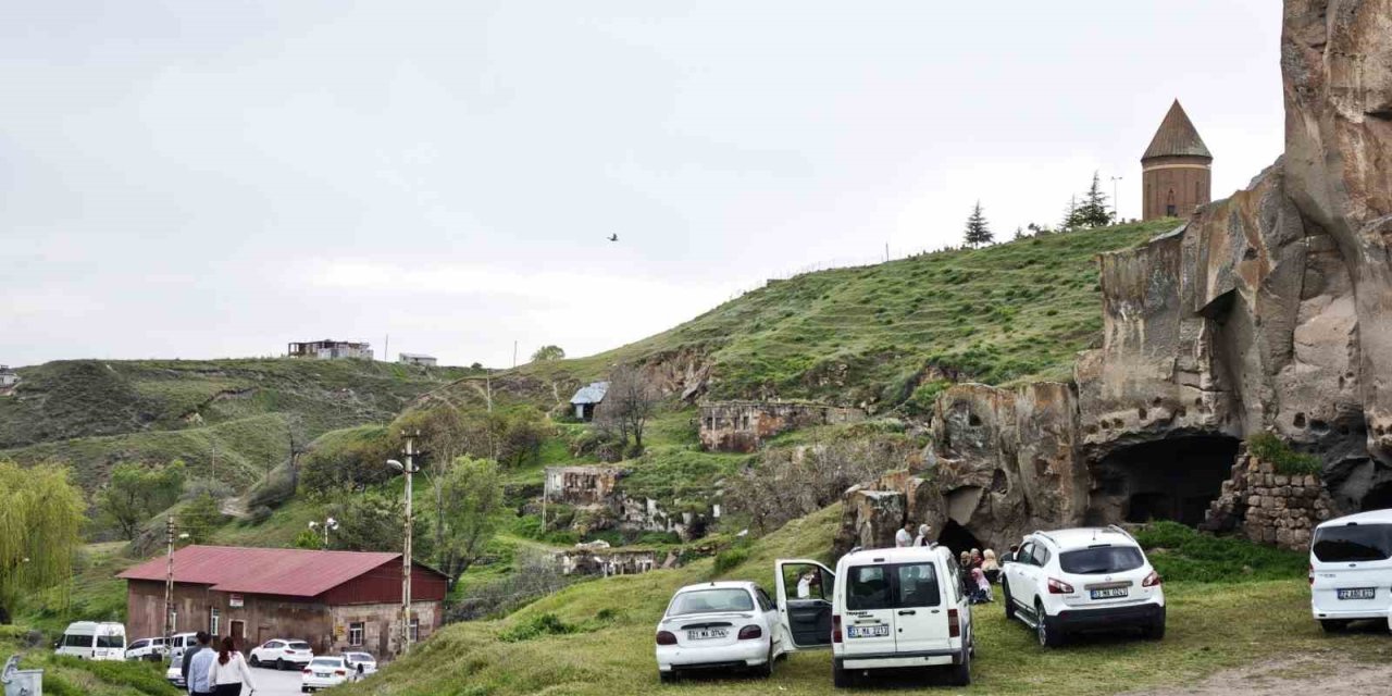 Ahlat’ın tarihi ve doğal güzelliklere bayram ilgisi