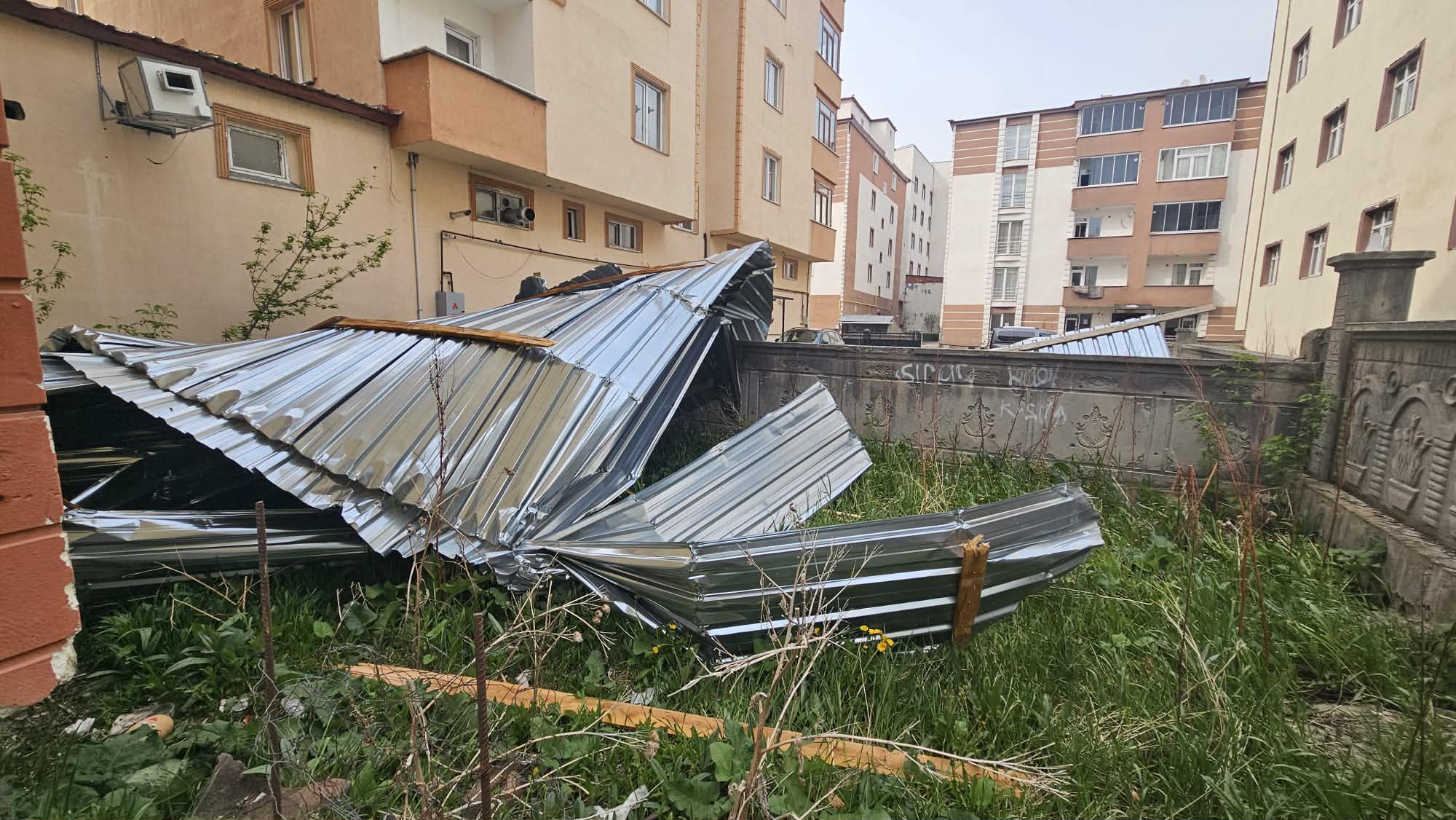 Kars’ta şiddetli rüzgâr çatı uçurdu