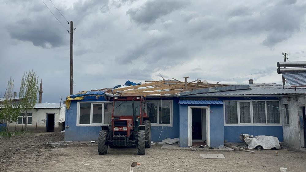 Kars’ta fırtına hayatı olumsuz etkiledi: Çatılar uçtu, güneş panelleri savruldu