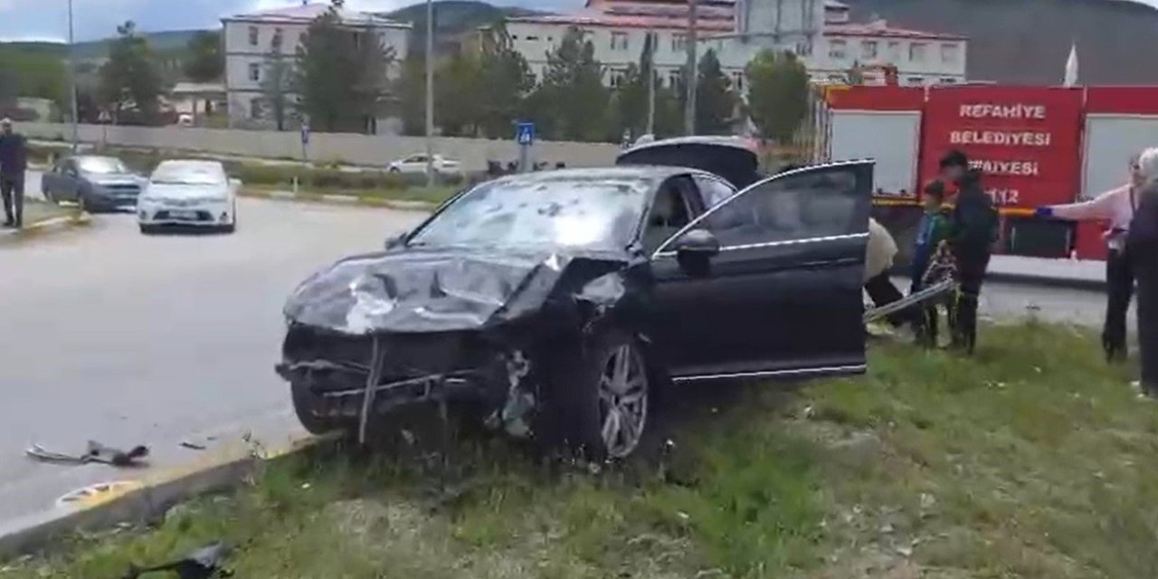 Refahiye’de iki otomobil çarpıştı: 6 yaralı