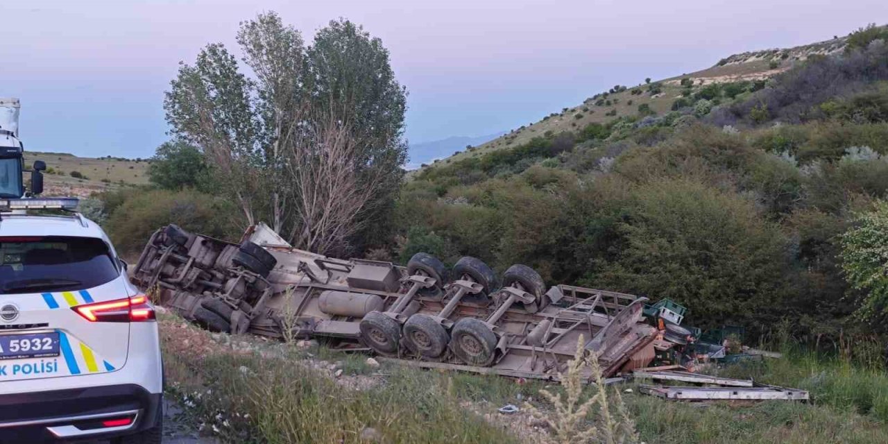 Ekmek yüklü tır şarampole devrildi