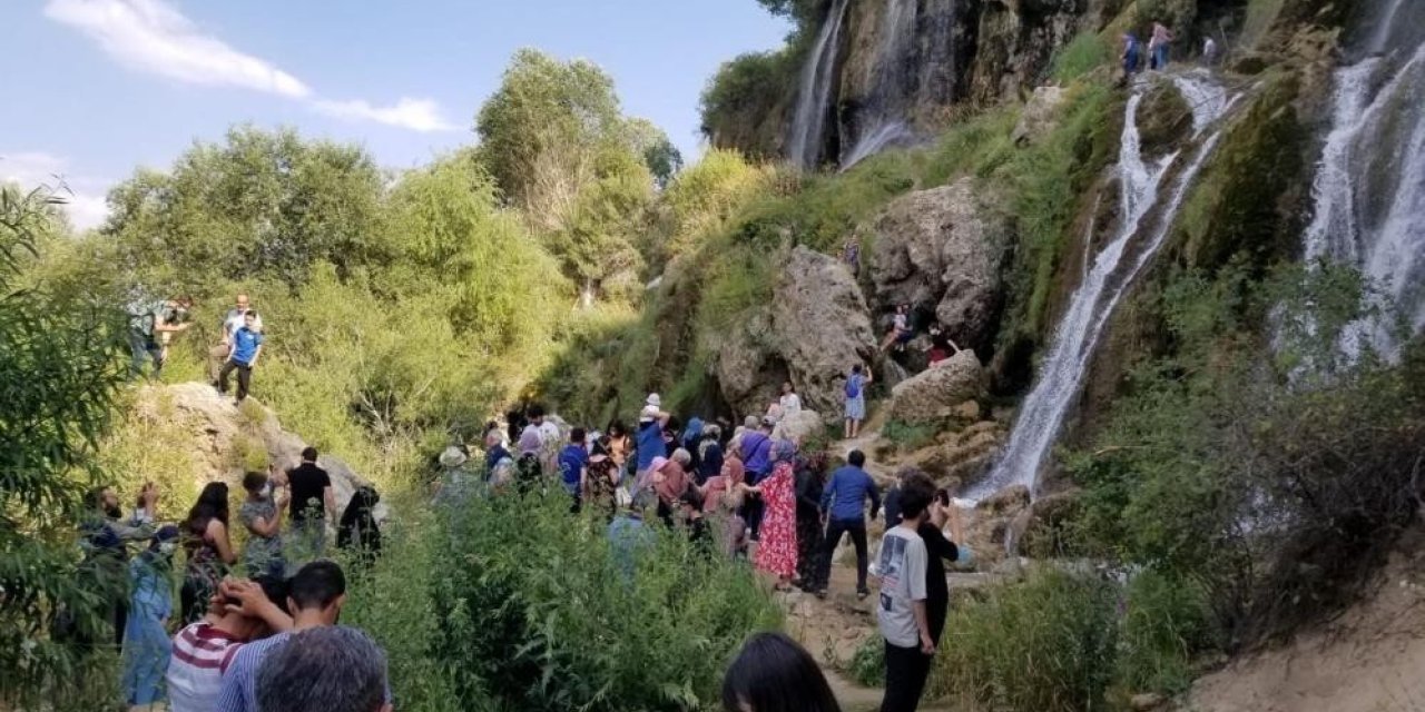 Girlevik Şelalesi bayramda ziyaretçi akınına uğradı