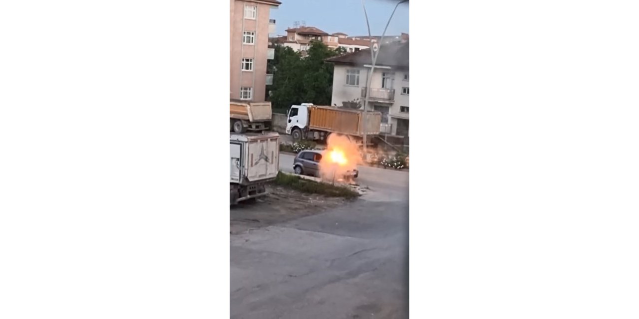 Elazığ’da park halindeki araç alev alev yandı