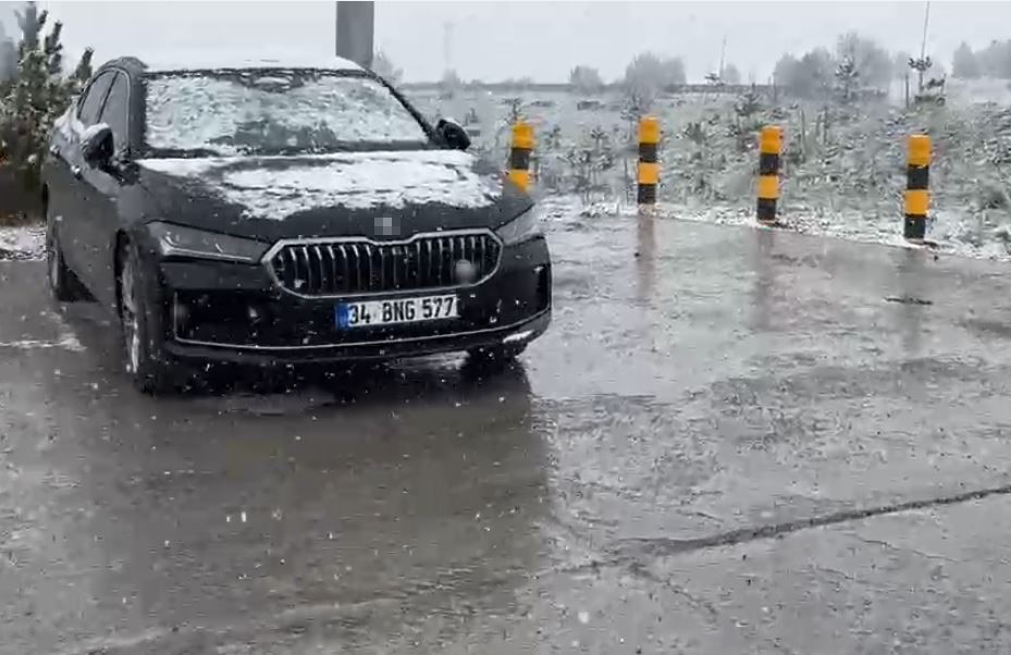 Yaylada aniden bastıran kar, çobanlara zor anlar yaşattı