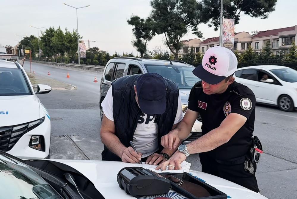 Avcılar'da ters yöne girip polisten kaçan şahsa 503 bin 965 lira ceza