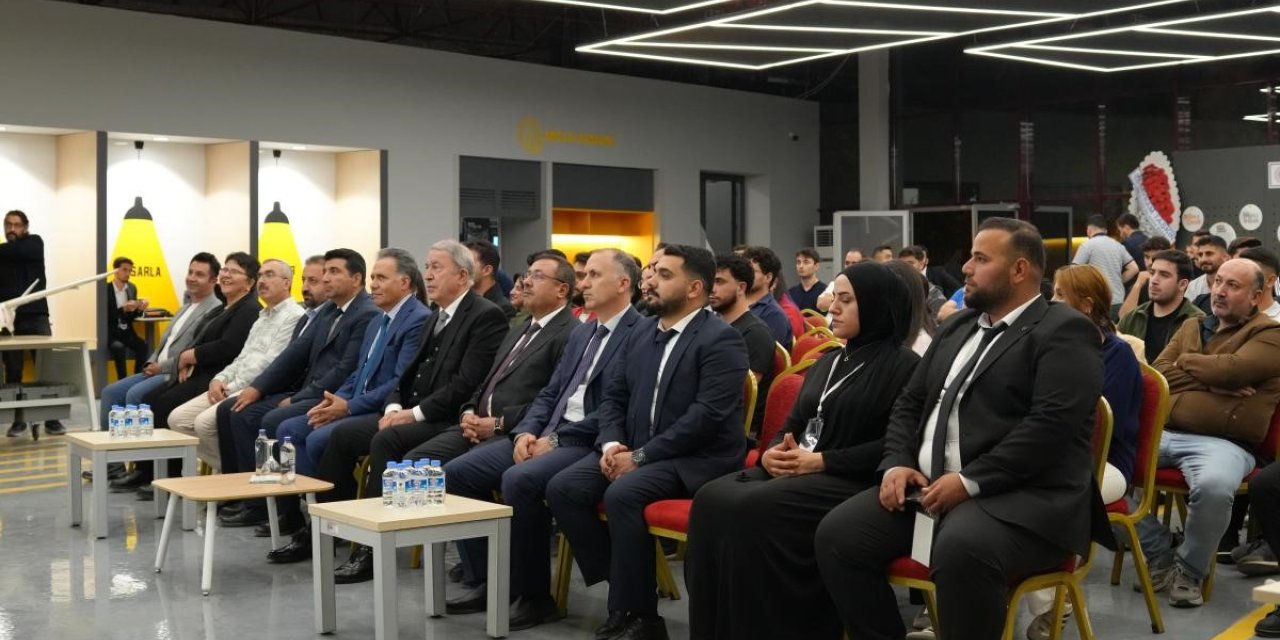 İnönü Üniversitesi’nde gençlerle buluşan Akar’dan teknoloji hamlesi vurgusu
