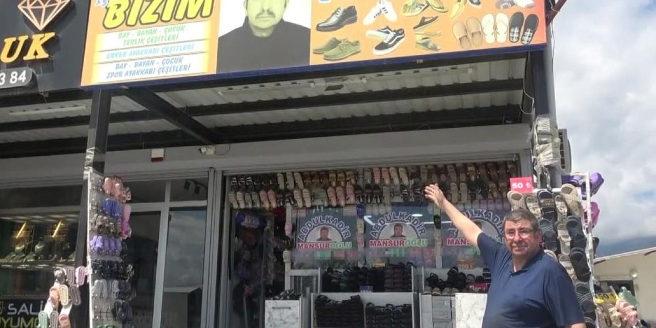 Depremde eşini kaybeden esnaf, müşterileri kendisini tanısın diye vesikalık fotoğrafını iş yerinin önüne astı