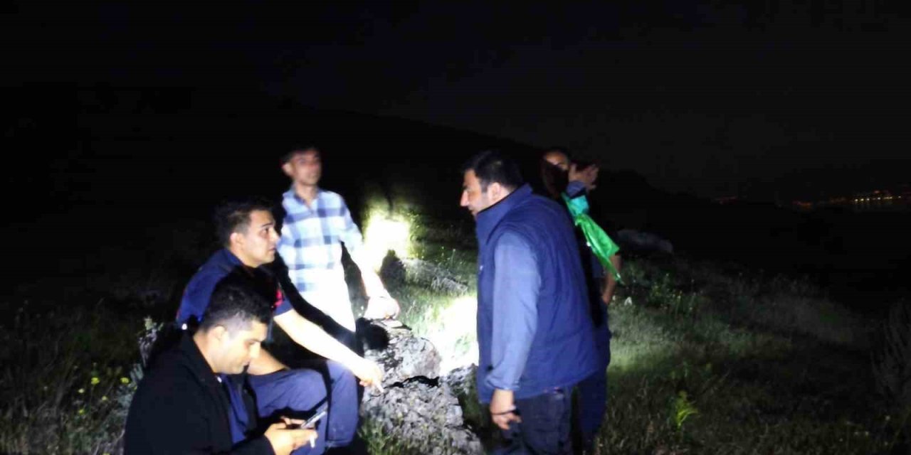 Dağlık alanda mahsur kalan baba ve oğlu kurtarıldı