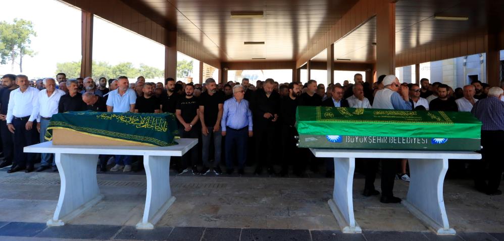 Bir mezarda iki acı: Baba ve 9 aylık oğlu aynı mezarda yan yana toprağa verildi