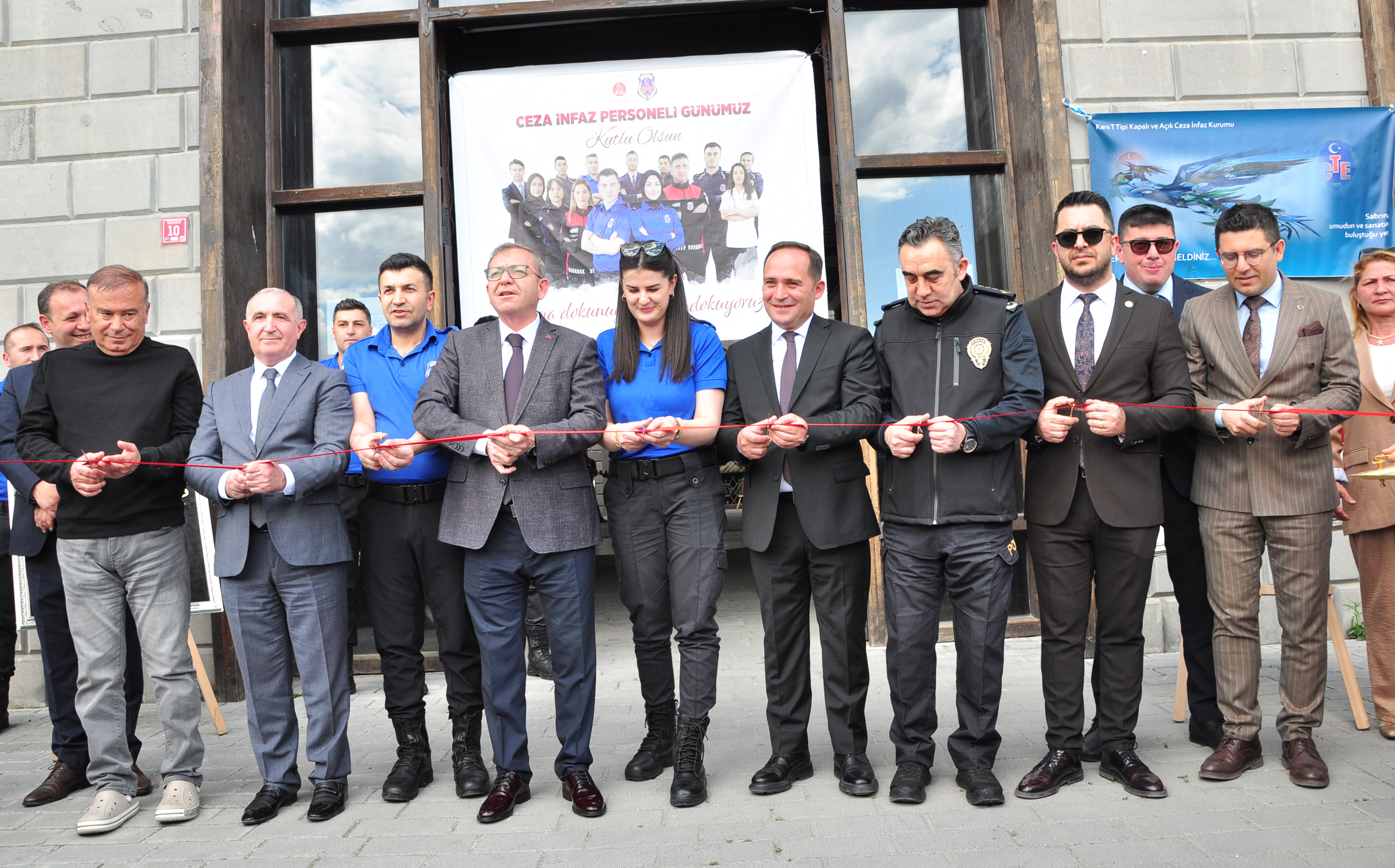 Kars'ta demir parmaklıkların ardından sanata uzanan el