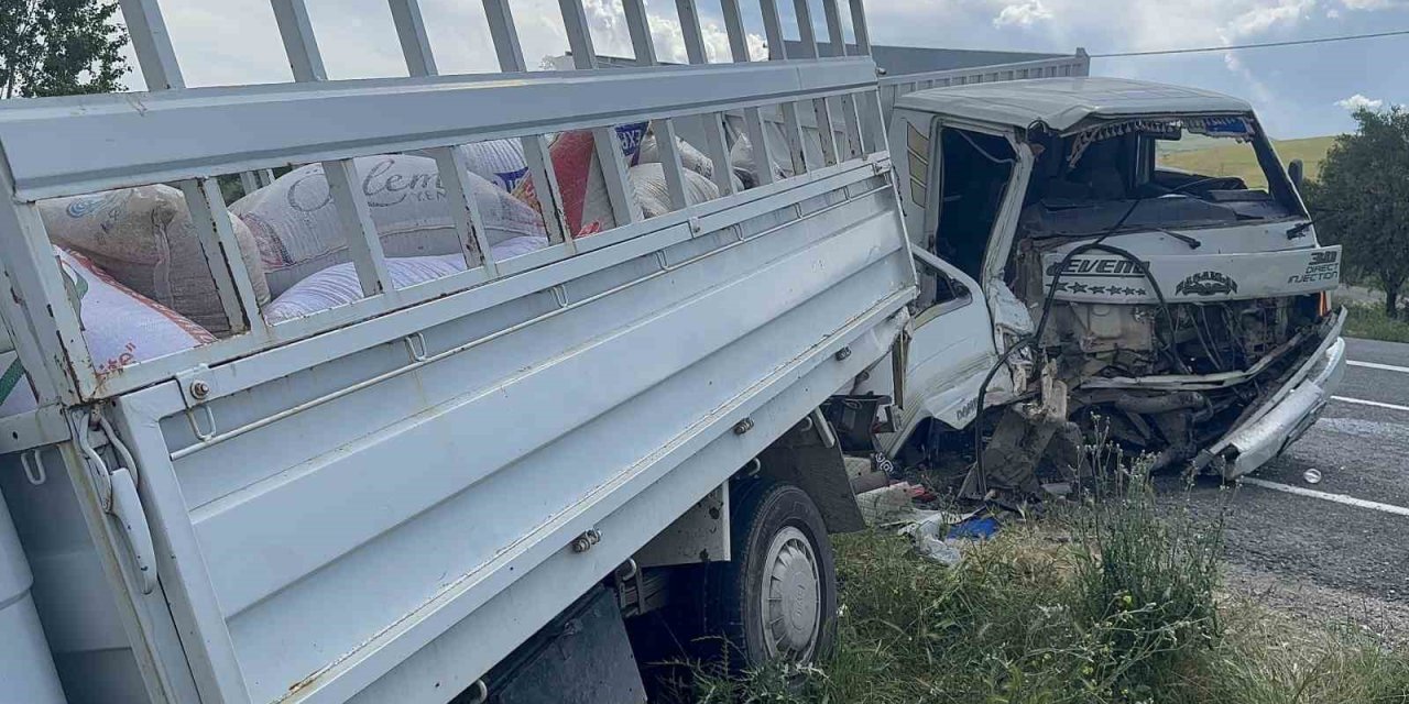Elazığ’da kamyonetler çarpıştı: 2 yaralı