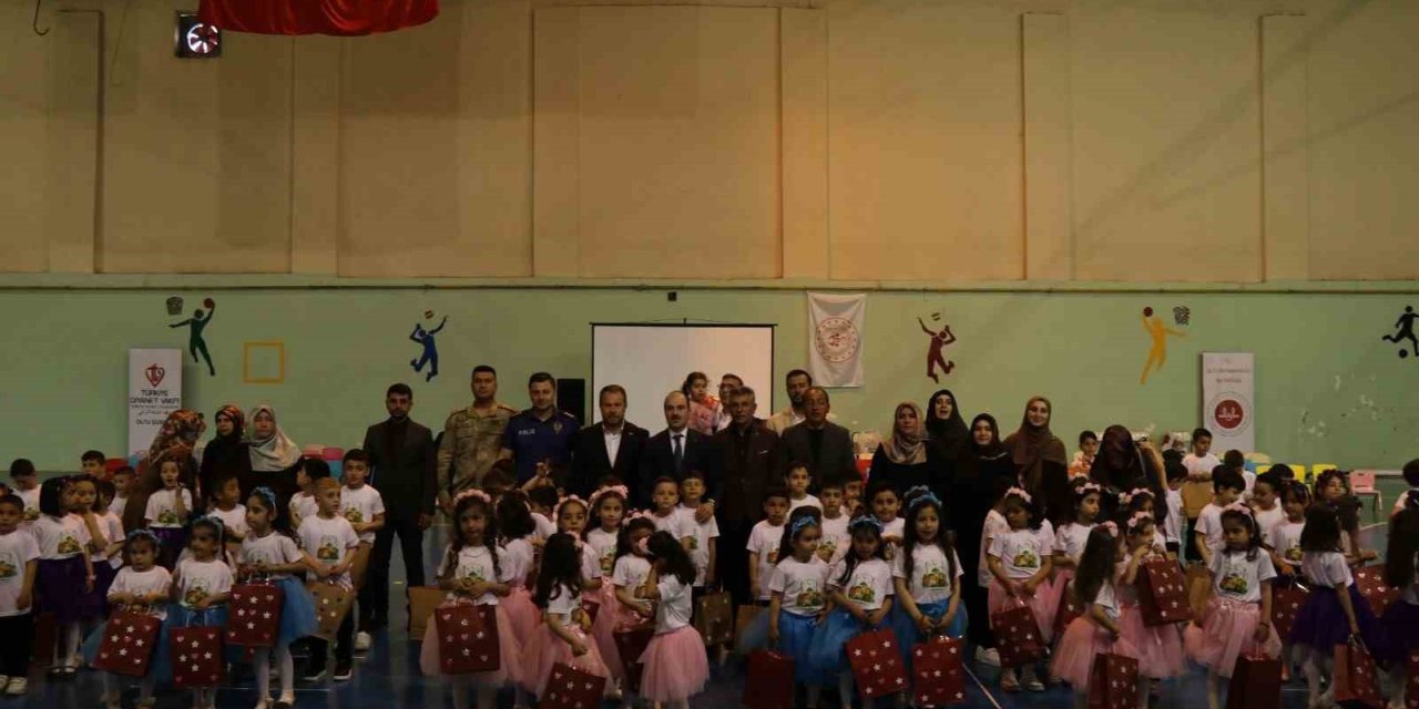Oltu’da 4-6 yaş Kur’an kursu öğrencilerinden yılsonu programı coşkusu