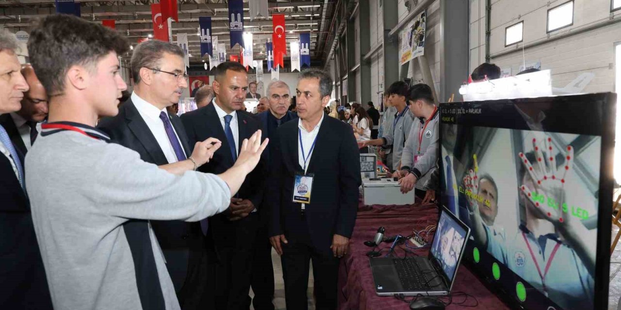 Erzurum’da "Maarifin kalbinde marifetli gençlik" mesleki ve teknik eğitim fuarı açıldı