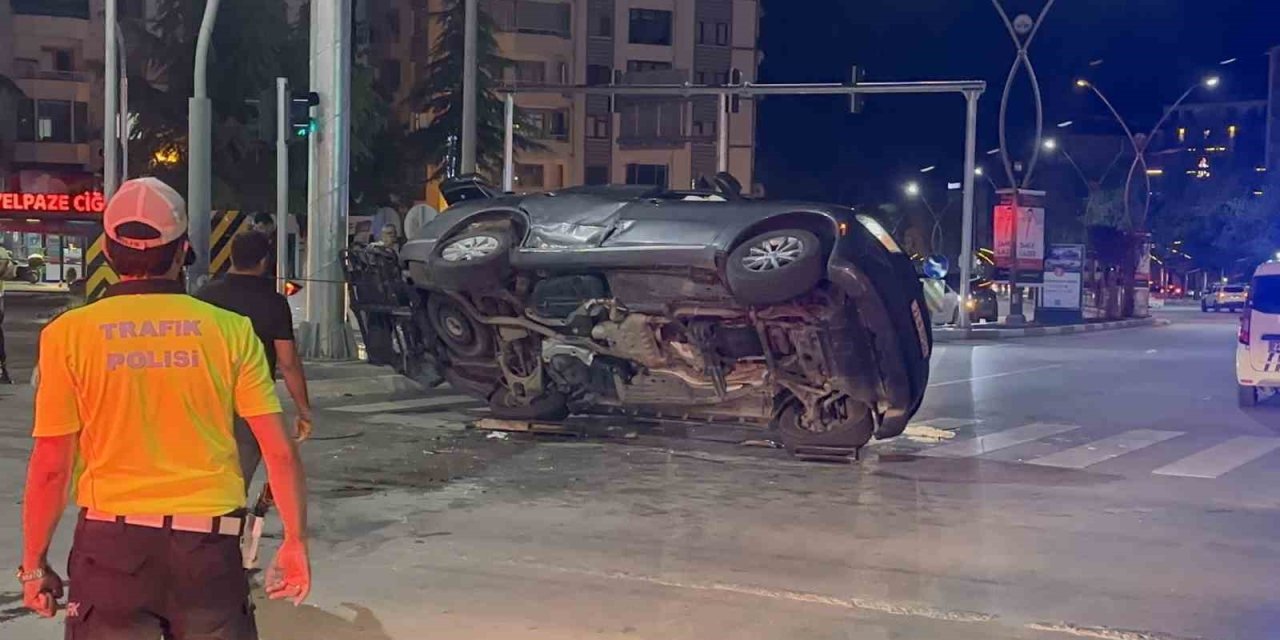 Elazığ’da otomobille çarpışan  araç yan yattı: 11 yaralı