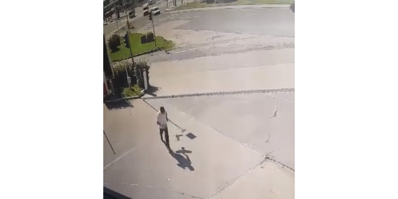 Kargadan kaçarken taklalar attı, o anlar kamerada