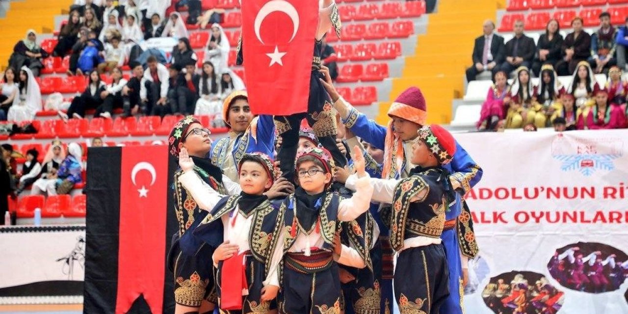 923 öğrenci, 67 ekip, 50 okul: Kars’ta Halk Oyunları Şenliği’nde ter döktü