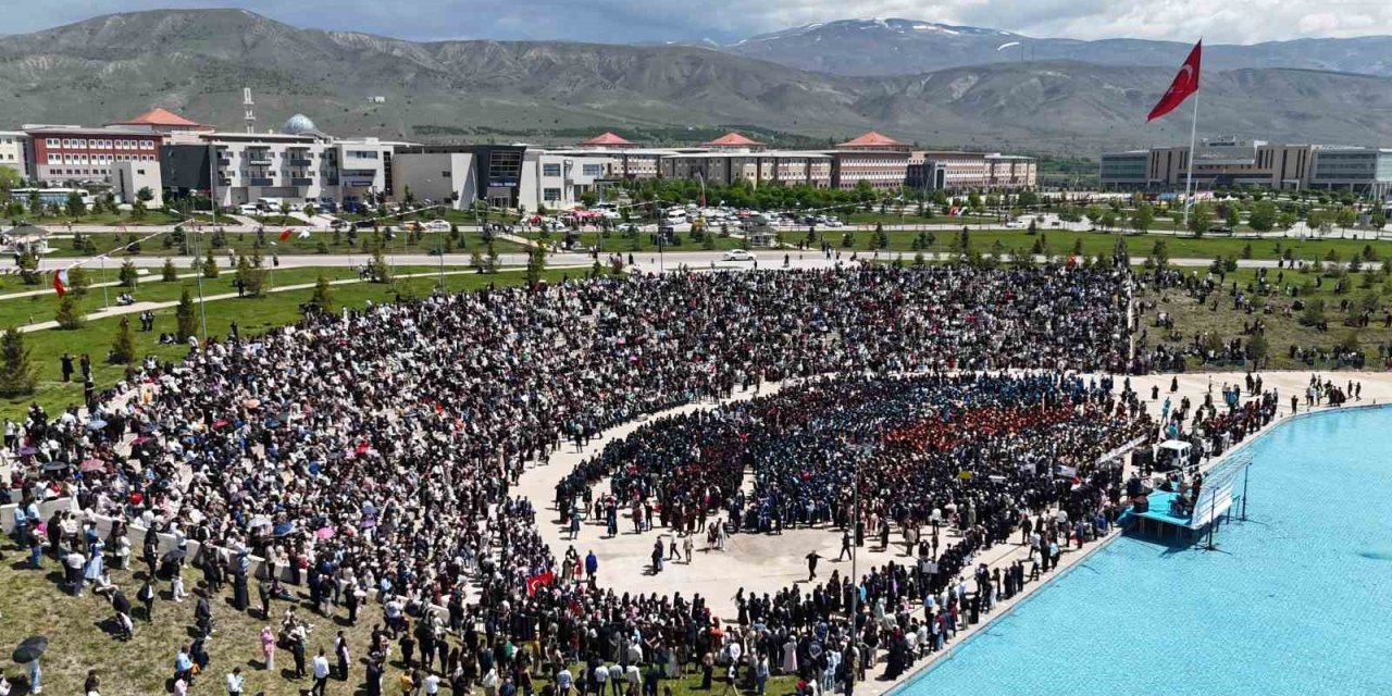 EBYÜ’de 3 bin 150 öğrenci mezuniyet sevinci yaşadı