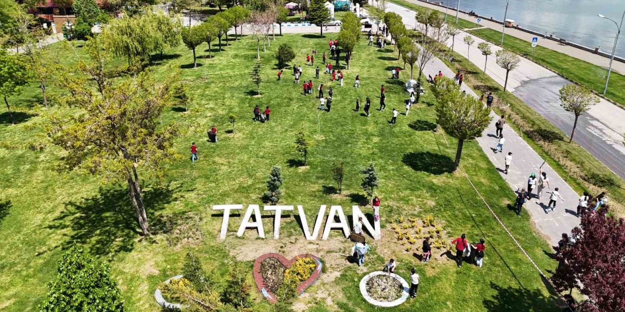 Tatvanlı öğrencilerden Van Gölü sahilinde çevre temizliği