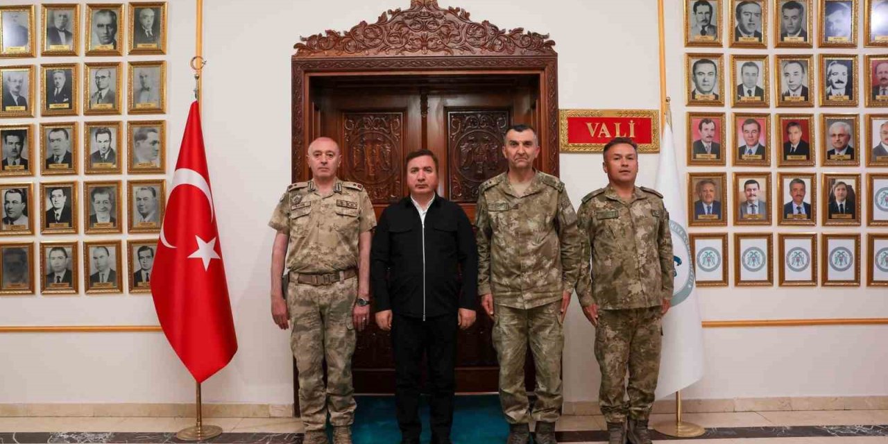 Vali Aydoğdu, komutanları makamında ağırladı