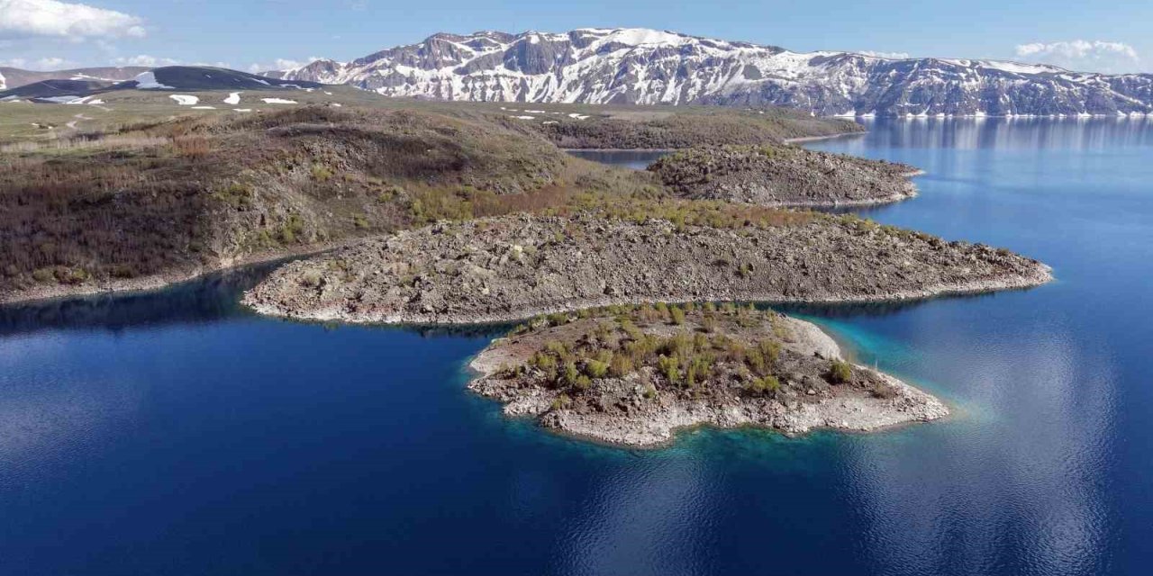 Nemrut Krater Gölü’nde turizm sezonu açıldı