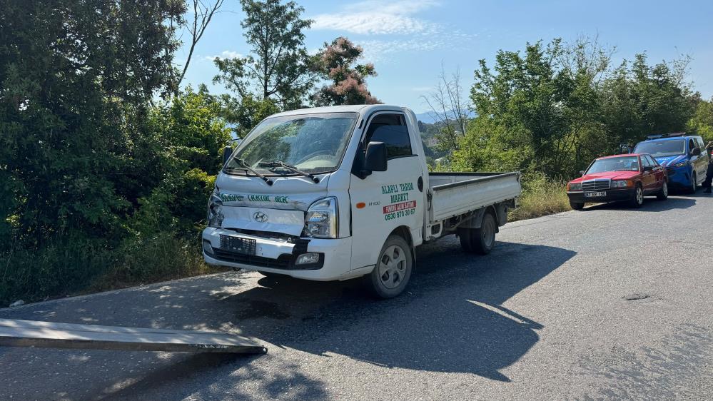 Freni boşalan kamyonet tarım aracına çarptı: 1 yaralı