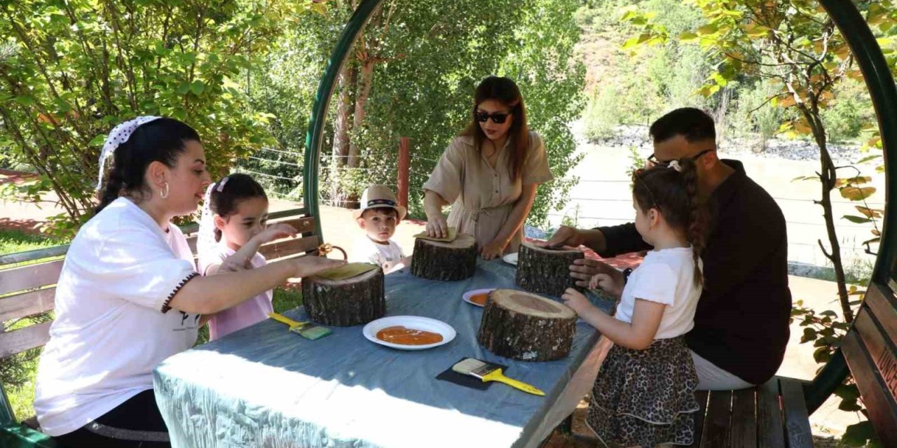 Minik eller toprakla buluştu