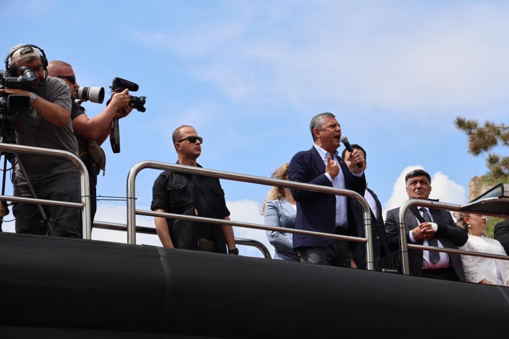 Özgür Özel: "CHP'nin seçilmiş genel başkanıyım, beni seven yarın sandığa gitsin"