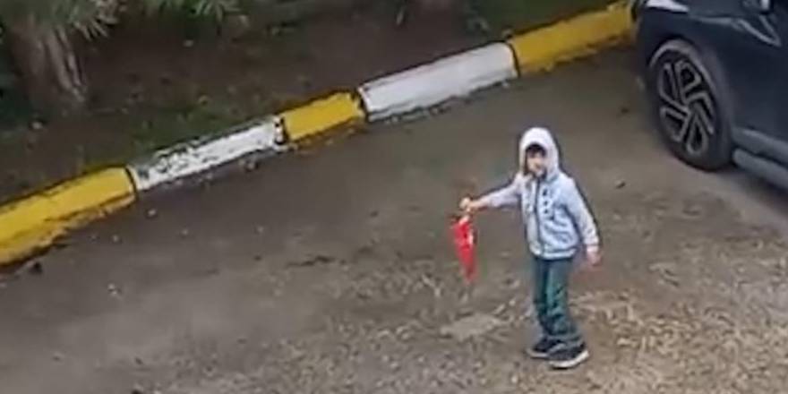 Minik Yürekten Büyük Duyarlılık: Türk Bayrağını Yerde Bırakmadı