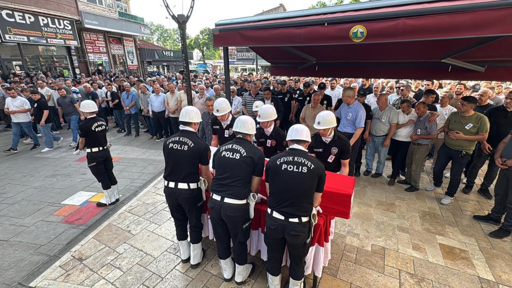Evinde kalp krizi geçiren polis memuru son yolculuğuna uğurlandı