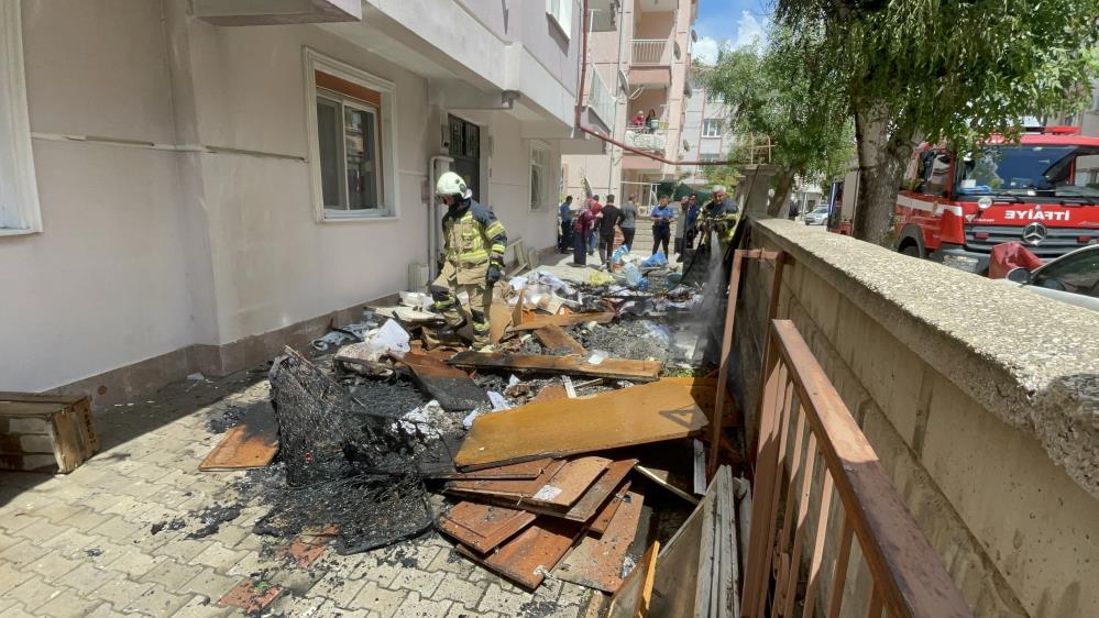 Bahçedeki atık eşyaların yanması paniğe yol açtı