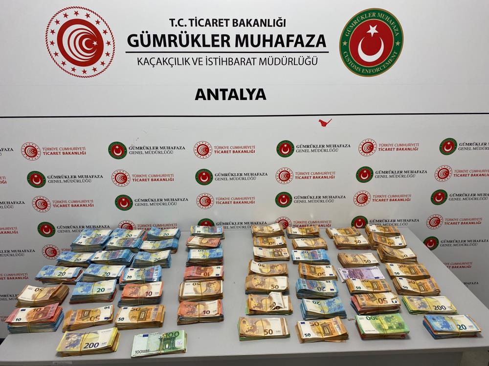 Bebek bezleri içerisine gizlenmiş 20 milyon liradan fazla nakit para ele geçirildi