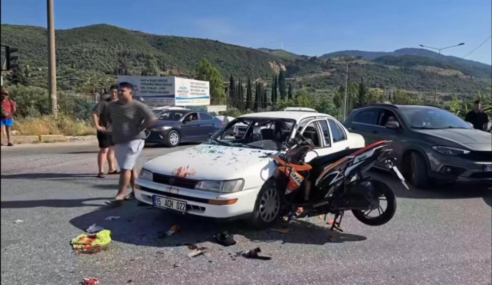 Motosiklet otomobile ok gibi saplandı