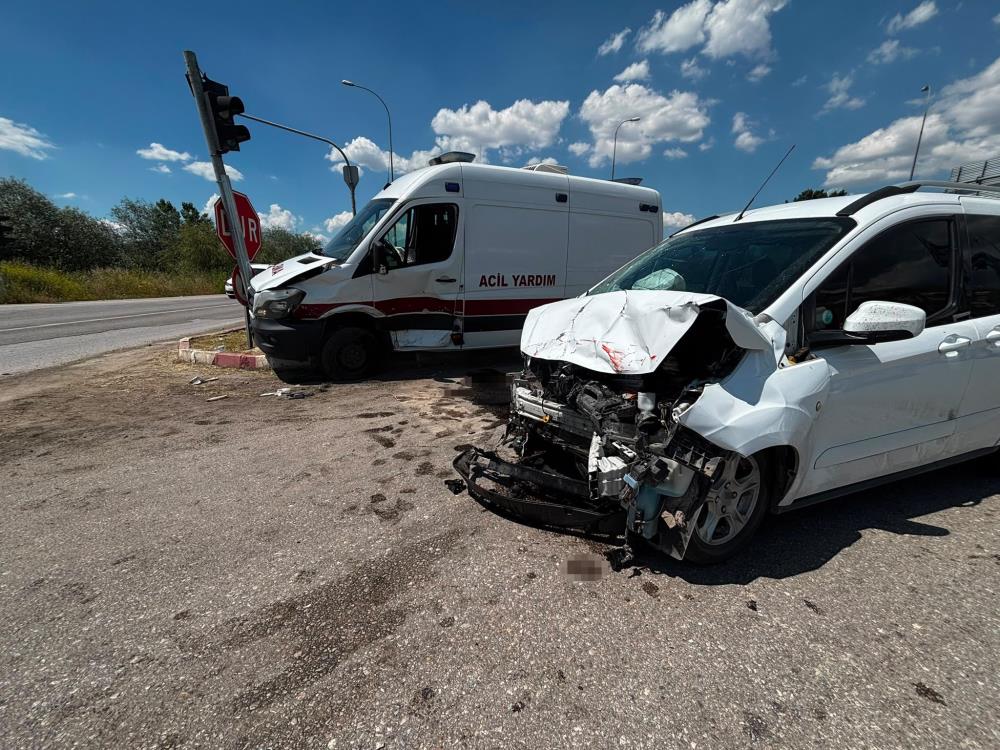 Kütahya'da ambulans hafif ticari araçla çarpıştı: 7 yaralı