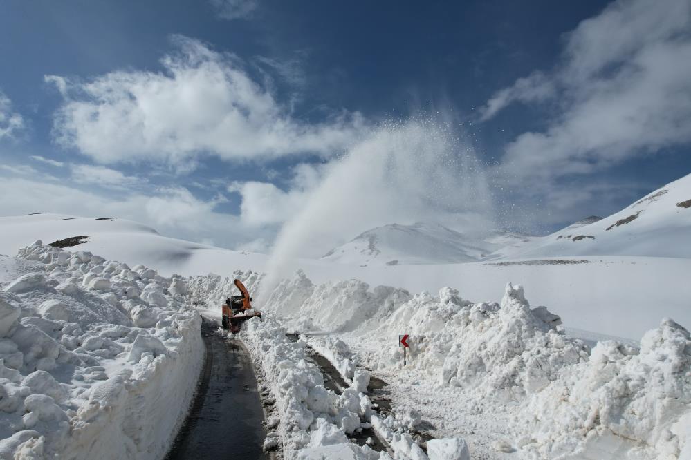 Bahçesaray yolu kontrollü olarak ulaşıma açıldı