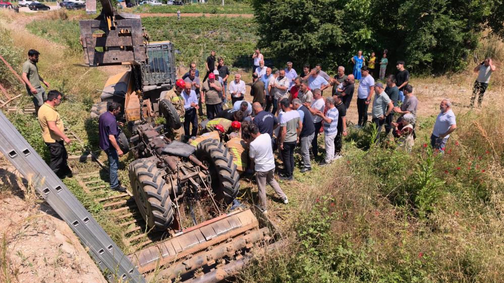 Kontrolden çıkan traktör köprüden aşağı uçtu
