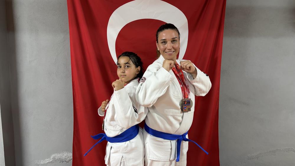 Anne ve kızı minderde birlikte şampiyonluklara koşuyor