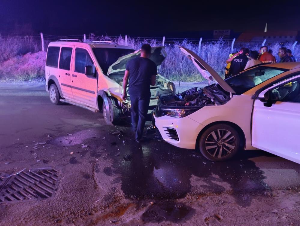 Tekirdağ'da otomobil ile kamyonet çarpıştı: 4 yaralı