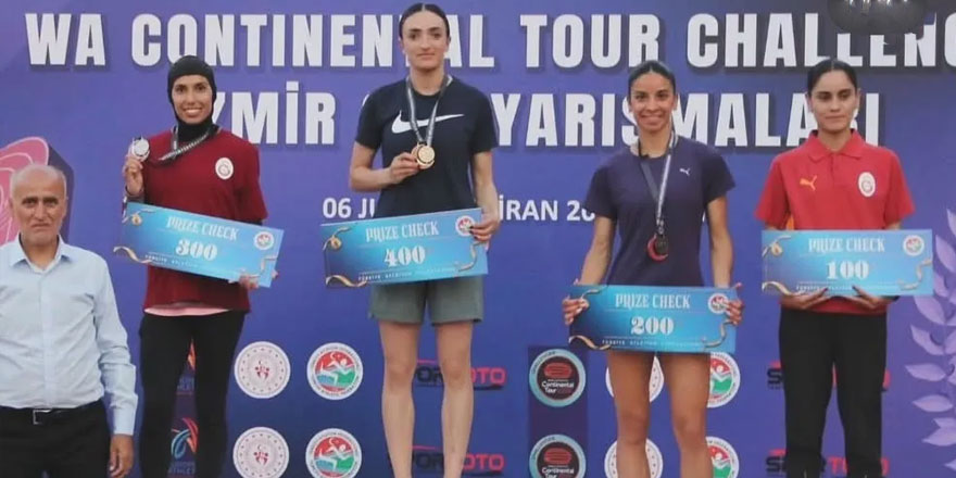 Karslı Milli Atlet Tuğba Toptaş'tan İzmir'de Çifte Zafer