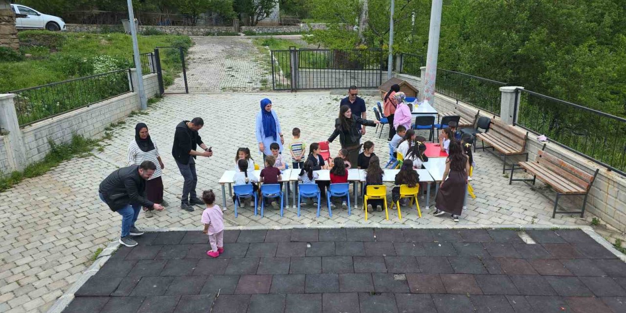 Eğitim gönüllüleri Gevaşlı öğrencilere unutulmaz bir gün yaşattı