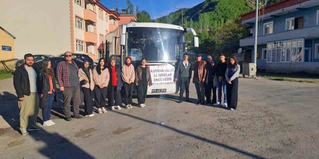 Posof Kaymakamlığı’ndan öğrencilere büyük moral: Rize gezisi düzenlendi
