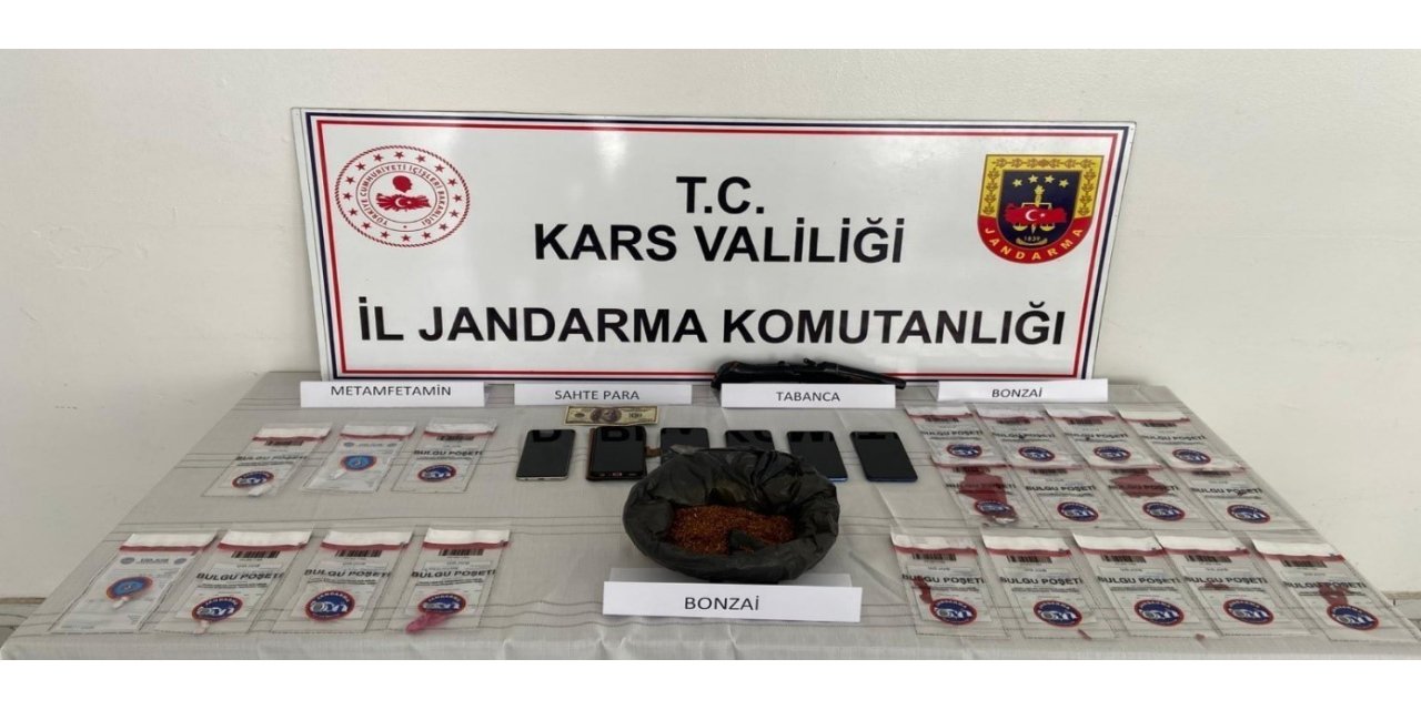 Kars’ta zehir tacirlerine darbe: 7 tutuklama, uyuşturucu ve sahte dolar ele geçirildi