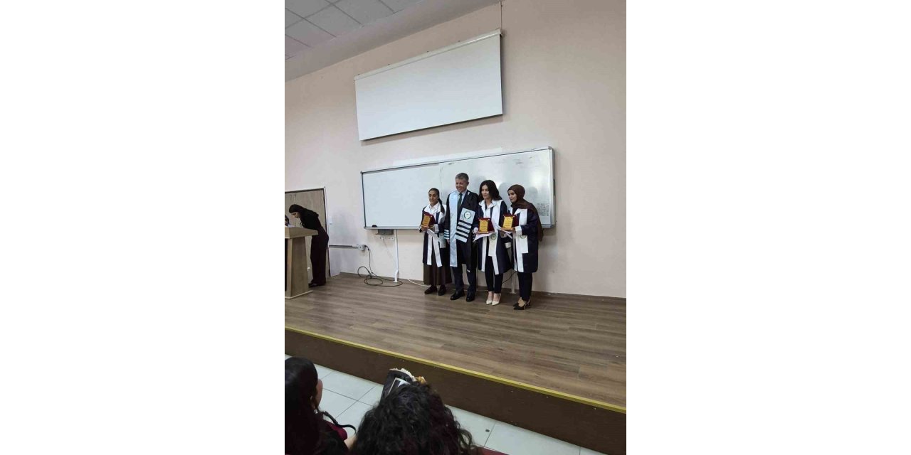 Iğdır Üniversitesi, Türk Dili ve Edebiyatı bölümü mezunlarını plaket ve belgelerle uğurladı