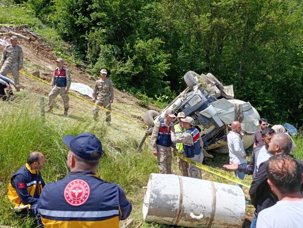 Gümüşhane'de beton mikseri 150 metrelik dik yamaçtan yuvarlandı: 2 ölü, 1 yaralı
