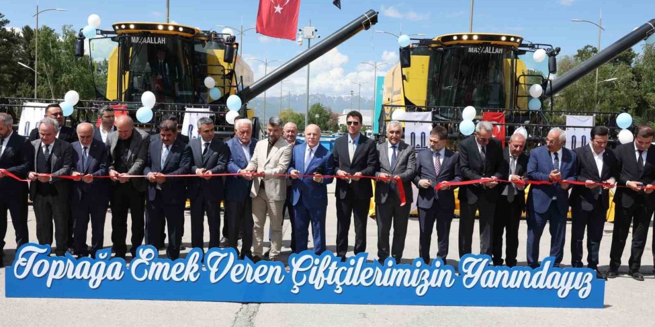 Erzurum’da bir ilk: Tarım makineleri parkına 2 biçerdöver, 4 römork eklendi